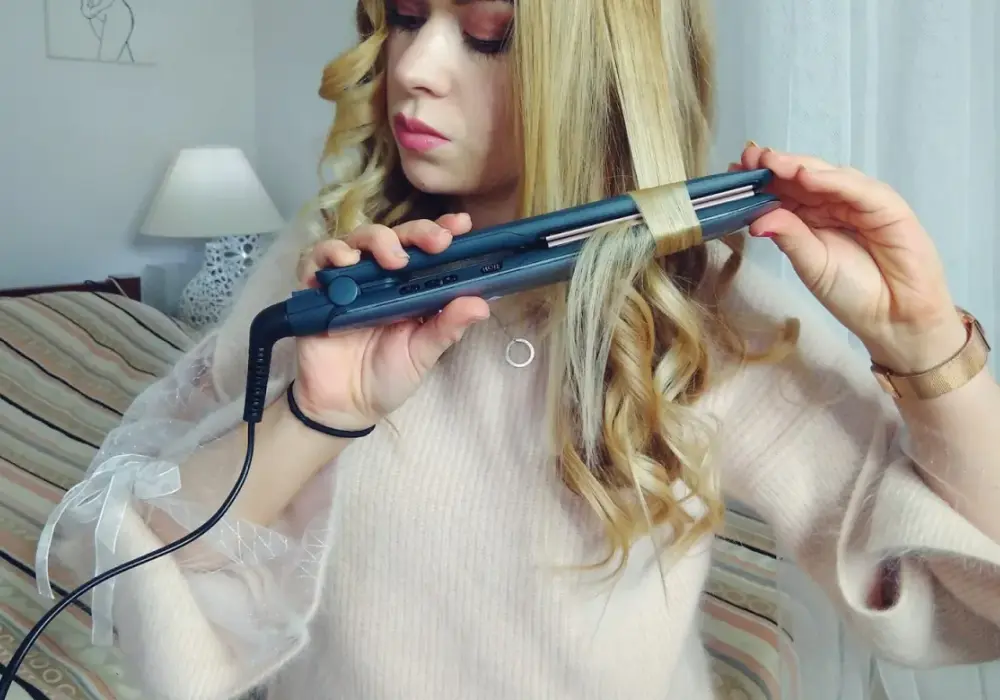 Jak zakręcić grzywkę prostownicą: proste techniki na idealne loki