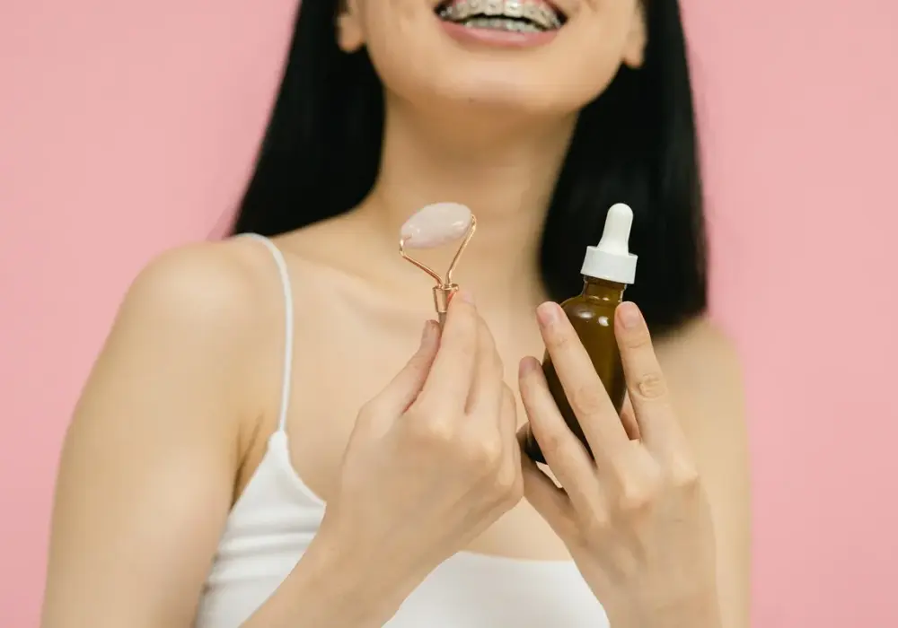 Kiedy używać serum do twarzy? 6 zasad skutecznej aplikacji