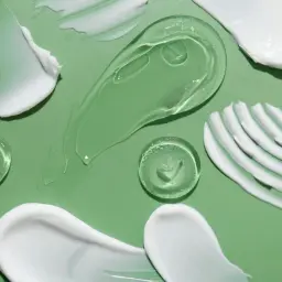Jak powstają naturalne kosmetyki? Przewodnik po manufakturze kosmetyków