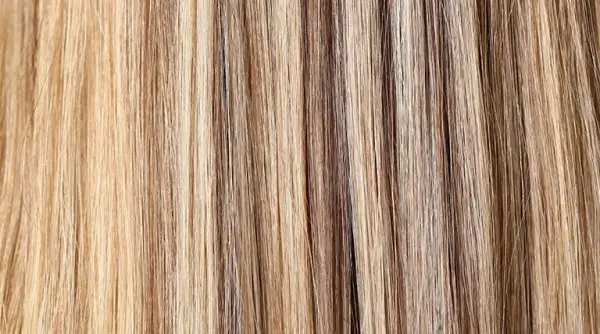 Jaką farbę blond na ciemny odrost wybrać, aby uniknąć kontrastu?